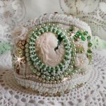 Bracelet Seduction Charm cuff embroidered with a lace, a resin cabochon Victorian style, facets and seed beads